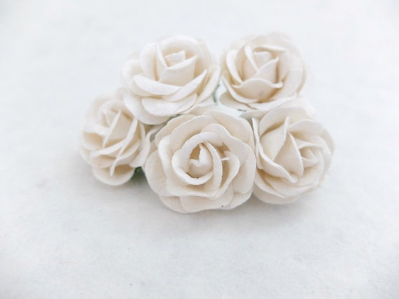 white 3.5 cm paper roses